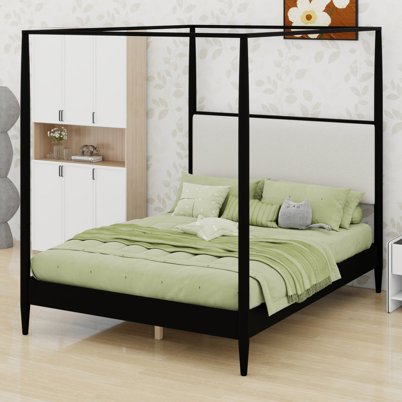 Un cadre de lit à baldaquin avec une silhouette à quatre colonnes et une tête de lit rembourrée ancre les chambres de style mid-century.