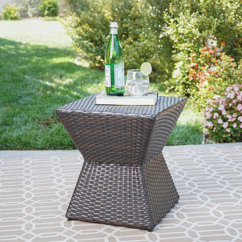 Table de bout d'extérieur en osier