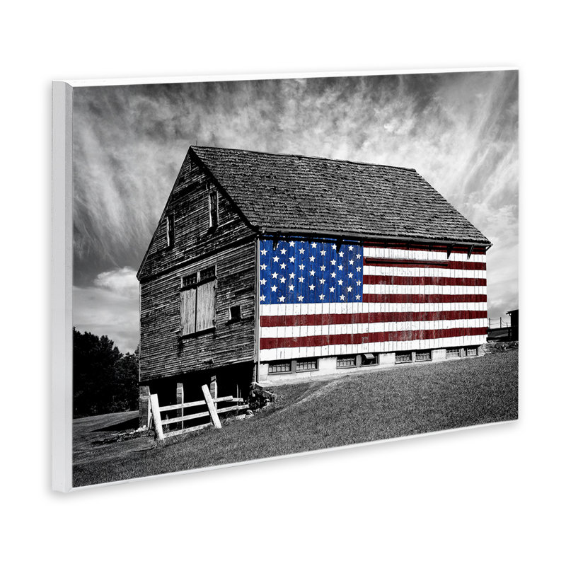 «Black and White Farmhouse Barn American Flag» par James McLoughlin - impression d'art graphique, H 13 po x l 19 po