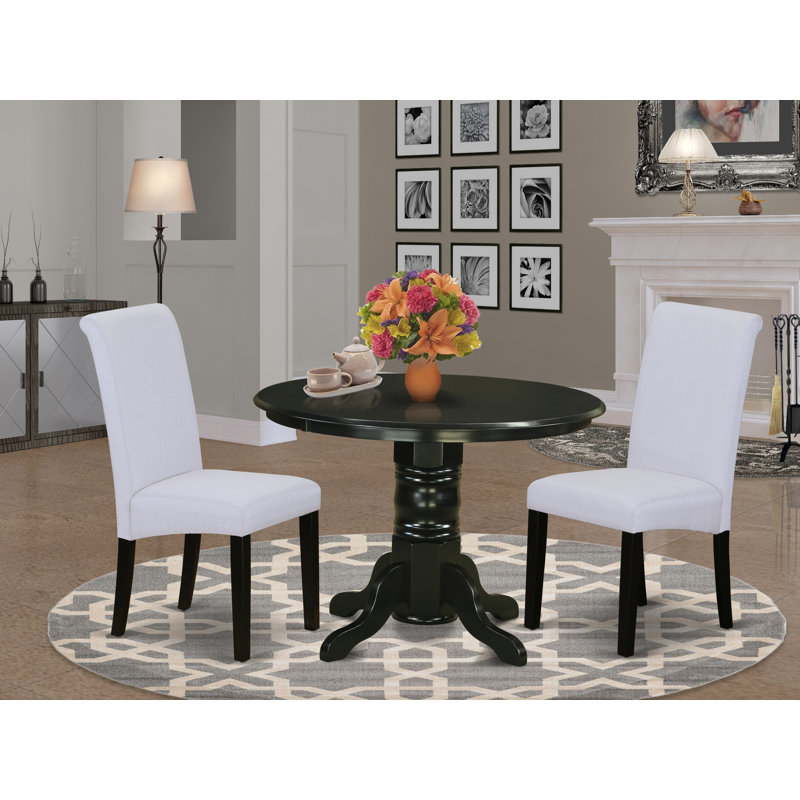 L'ensemble 3 pièces de table et chaises de cuisine comprend une table de salle à manger ronde avec piédestal et 2 chaises de salle à manger Parson en tissu gris, noir