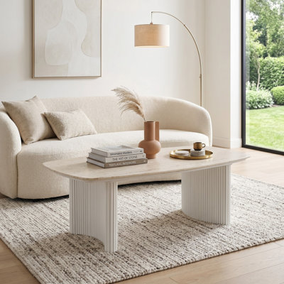 Table basse en travertin Catalina avec base en bois cannelé, table basse rectangulaire moderne pour le salon, petite table basse - 52 po, ivoire et brun clair