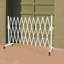 Barrière de sécurité portable extensible avec roues-124428199