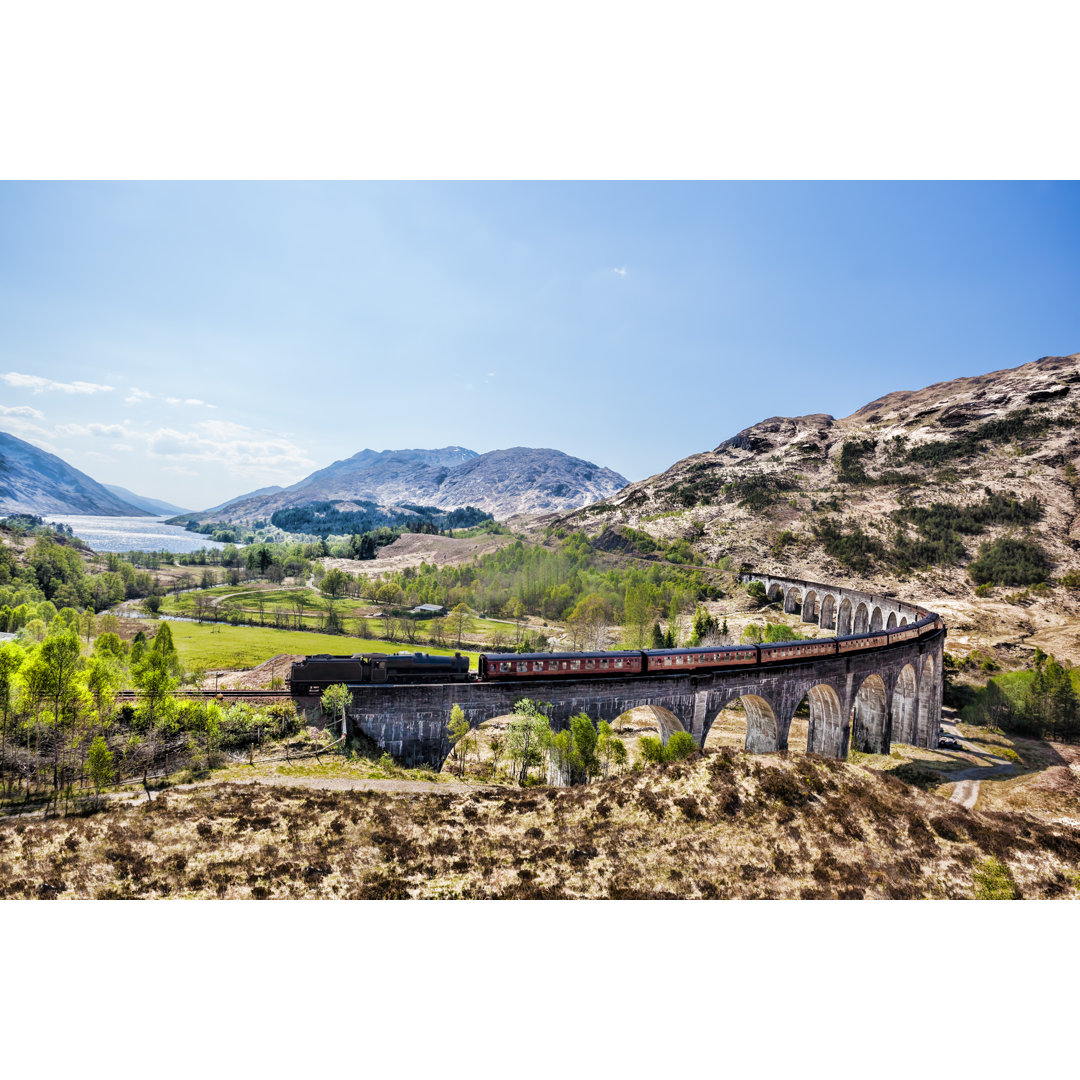 Glenfinnan Railway Viaduct von Extravagantni - Kunstdrucke auf Leinwand