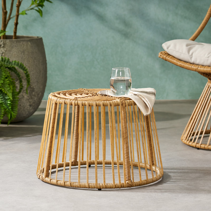 Table d'appoint en osier avec structure en cage pour un décor extérieur, durable et sans assemblage requis.