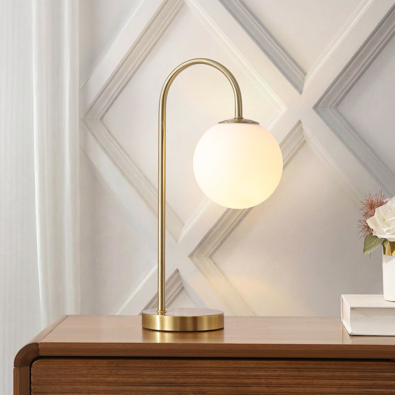 Lampe de table Halona 18,25 po de style Mid-Century arqué en métal / verre avec abat-jour sphérique givré Halona, Laiton doré