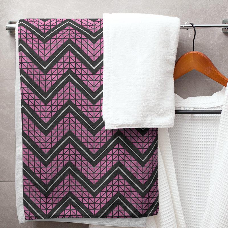 Serviette de bain à chevrons à la main classic Stephenie, Noir / rose