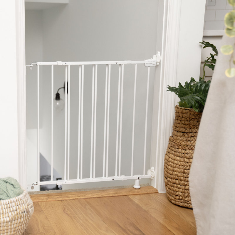 Barrière de sécurité pour animaux de compagnie et pour bébés de la série 42W de 28 à 42 po de hauteur, pour escalier ou couloir - métal blanc The Stairway
