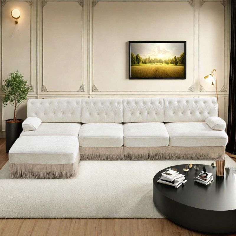 Canapé Chesterfield en forme de L 135 po, tissu en velours, jupe à pampille, accoudoirs carrés, conception ergonomique, Beige