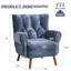 Fauteuil à oreilles capitonné avec accoudoirs roulés et coussins épais.-309566084