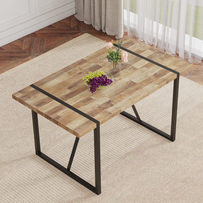 Table de salle à manger de 55 po en bois aggloméré rectangulaire moderne industriel en bois foncé, 4 à 6 personnes, plateau de table en bois d'ingénierie de 1,5 po d'épaisseur et pieds rectangulaires noirs en métal, utilisés pour la maison et la cuisine