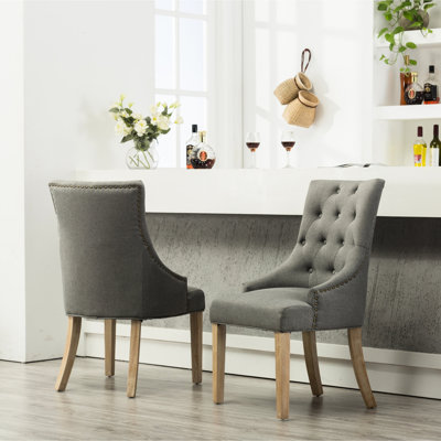 Chaises à oreilles grises en bois massif à oreilles capitonnées de 2 - et élégantes avec têtes de clous - 2 fois distinctives
