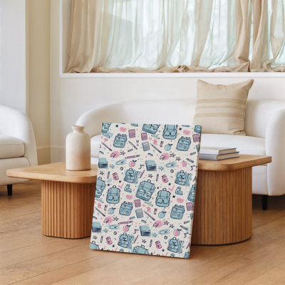 La toile crée un motif sans couture avec une variété de Doodles à thème éducatif, y compris des fournitures scolaires comme des sacs à dos, art mural