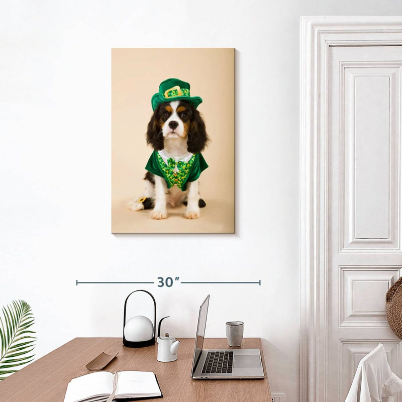Chien en costume de lutin, H 30 po x l 20 po