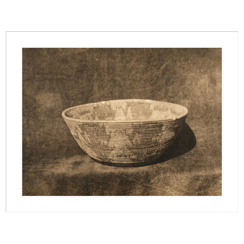Le panier de chasse (The North American Indian v. Xiv. Norwood MA The Plimpton Press) par Edward Sheriff Curtis, impression giclée encadrée