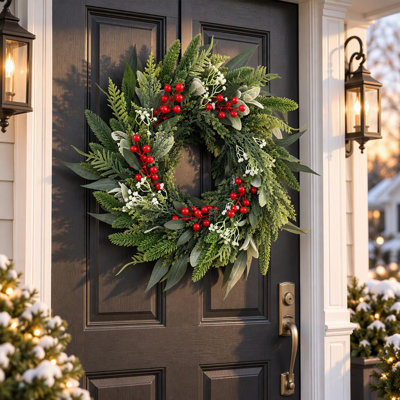 Couronne de Noël artificielle de 61 cm (24 po) avec baies rouges, composée de cèdre, d'aiguilles de pin, de feuilles de fougère, de feuillage d'eucalyptus et de baies rouges, idéale pour décorer une porte d'entrée, un mur ou votre maison pendant les fêtes.