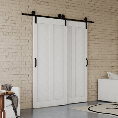 Porte de grange coulissante double - Porte intérieure blanche en bois massif à chevrons avec quincaillerie de dérivation noire