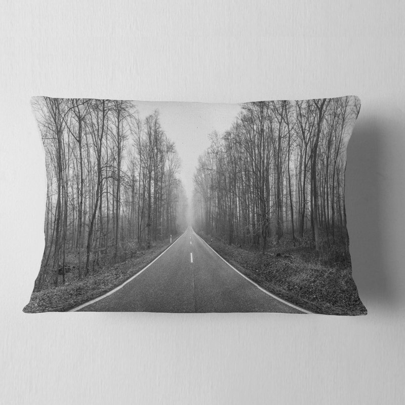 Noir et blanc autoroute en forêt - coussin à imprimé paysage, Rectangle H 12 po x l 20 po, Coussin lombaire
