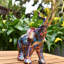 Adam & Friends, décoration d'éléphant abstraite | 1 pièce | Multicolore avec défenses dorées