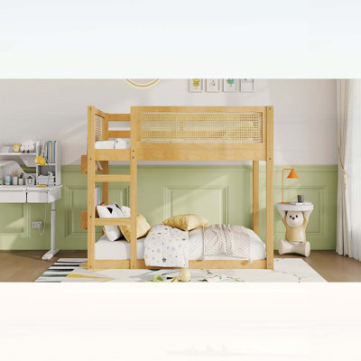 Lit superposé simple au-dessus d'un lit simple avec tablettes de rangement et garde-corps en rotin, sécuritaire et élégant pour les chambres d'enfants