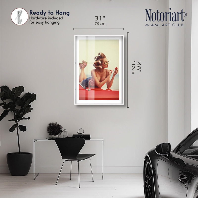 «Not Your Girl Shadowbox» par Notoriart, H 46 po x l 31 po, Blanc