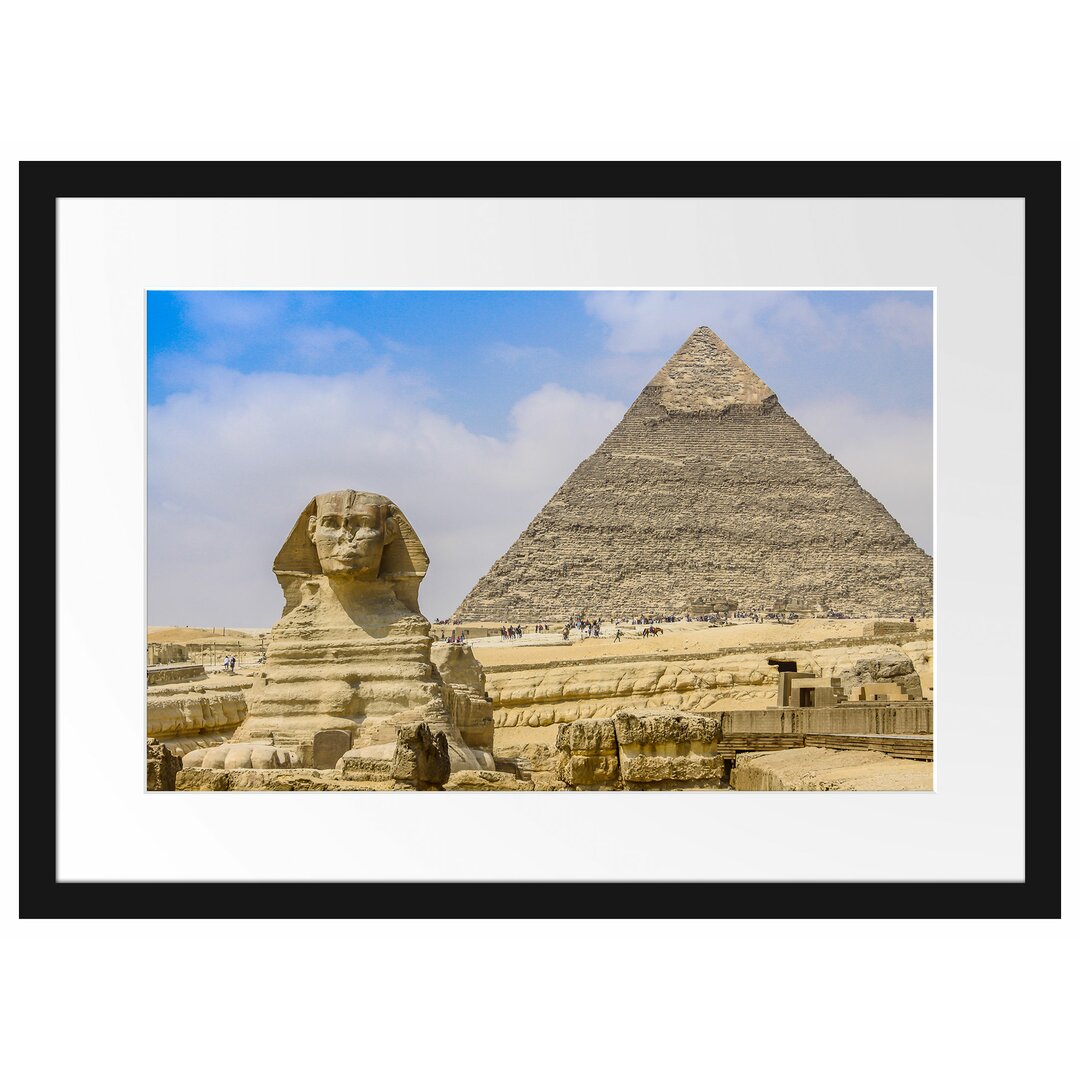 Gerahmtes Poster Sphinx von Gizeh mit Pyramide