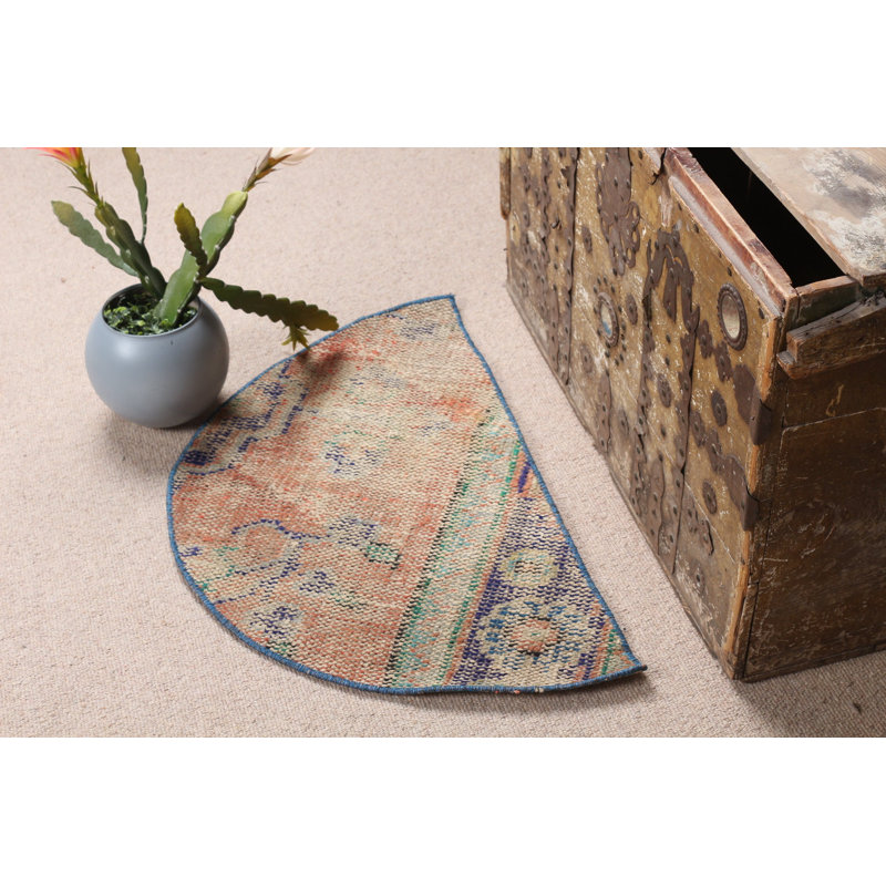 Tapis rouge Anatolian idéal pour les petits espaces et les entrées avec un design rétro turc
