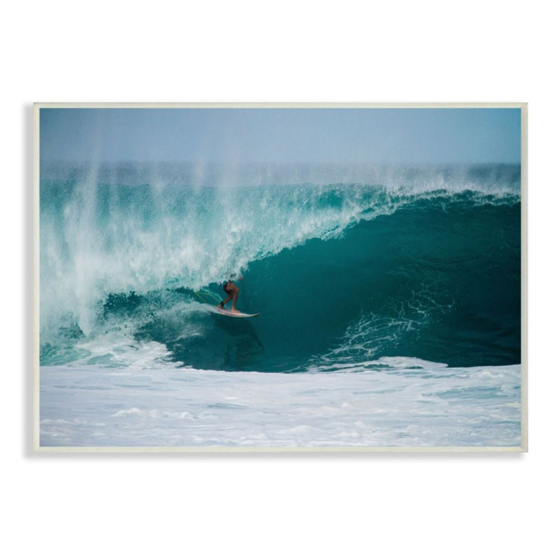 Athlète surfant sur une grande plage tubulaire - Reproduction d'art, H 19 po x l 13 po, Plaque murale