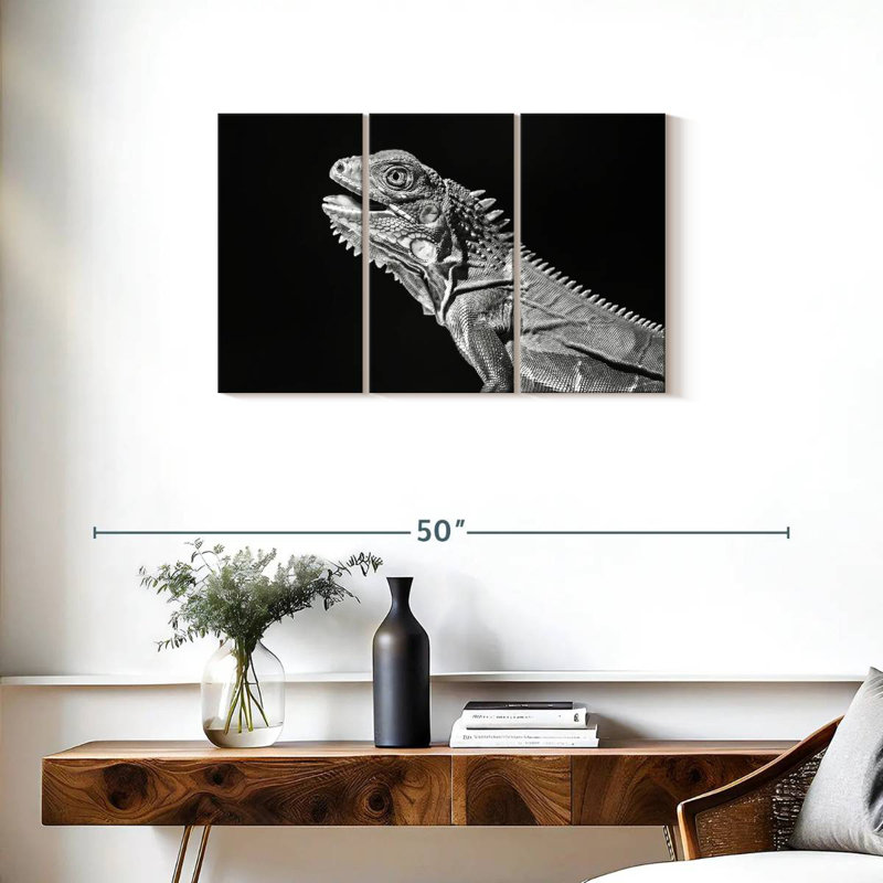 Monochrome Iguana, 20" H x 33" W