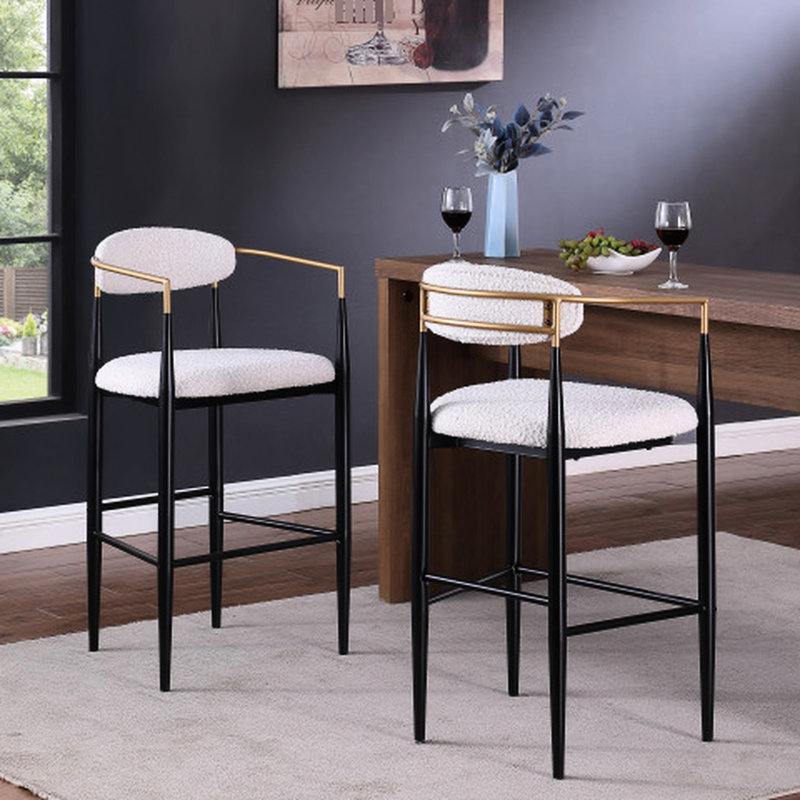 Hauteur de 2 tabourets de comptoir, revêtement beige avec pieds en fer pour la cuisine moderne, capacité de poids de 260 lb convenant à la hauteur de la cuisine, dossier rembourré et capacité de poids