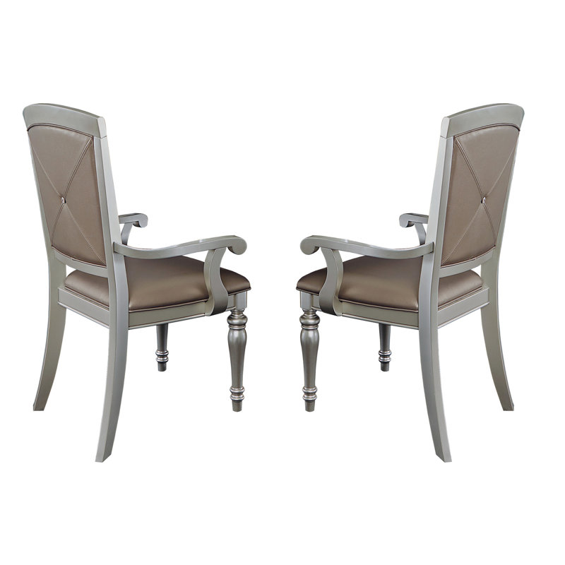 2 fauteuils avec tissu argenté et capitonnage à boutons en cristal pour une salle à manger élégante capitonnée, de goût chic