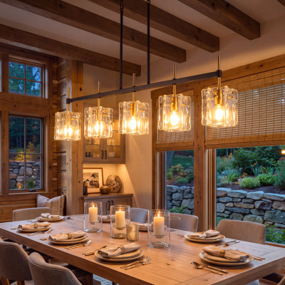 Lustre linéaire moderne de style industriel à 5 ​​lumières pour îlot de cuisine, avec abat-jour en verre à effet ondulé.