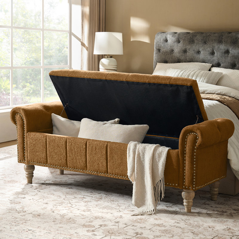 Banc de rangement traditionnel l 58,5 po Georgia avec pieds en bois massif et garniture cloutée Georgia, Doré