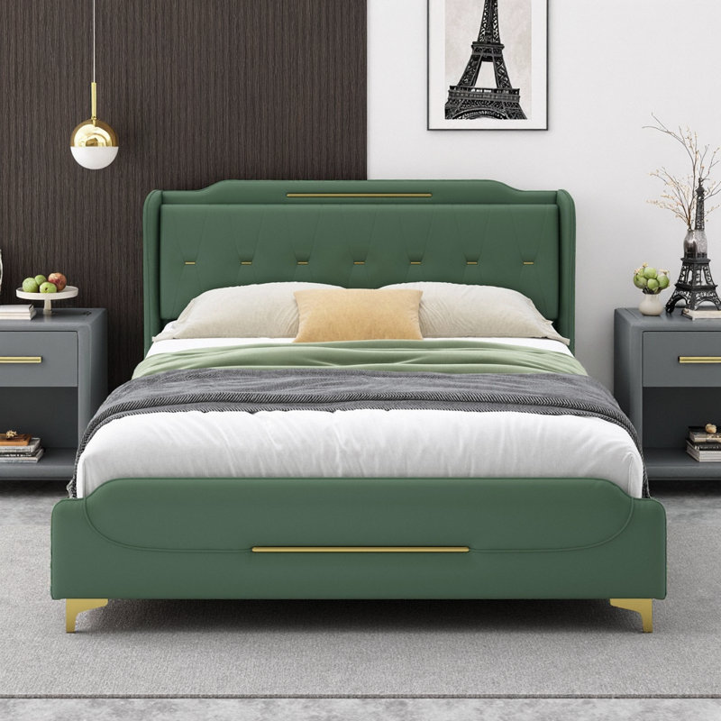 Structure de lit grand format en similicuir vert avec tête et pied de lit à oreilles, détails en métal doré, lit plateforme avec support à lattes en bois