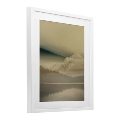 «Foggy Mountain Awakening», reproduction encadrée sous verre, design par Gemma Bardot
