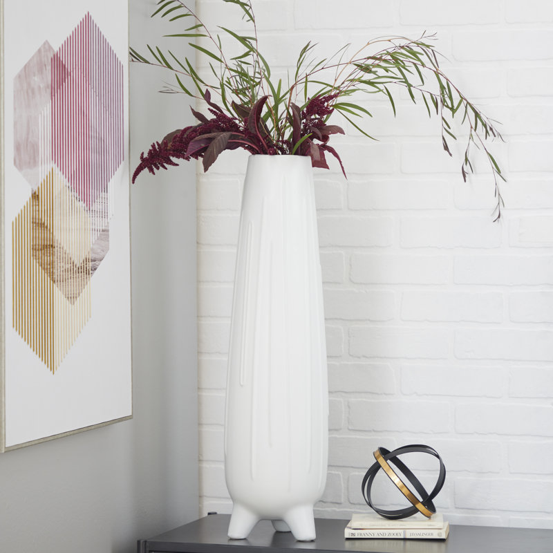 Vase contemporain en céramique blanche Cosmoliving By Cosmopolitan, H 26 po x l 7,35 po x P 7,35 po