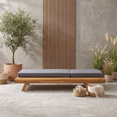 Chaise longue d'extérieur en bois avec coussin