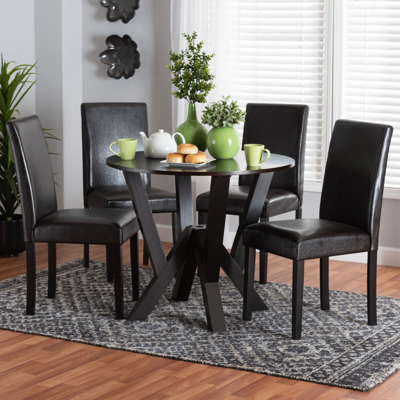 Ensemble repas pour quatre personnes