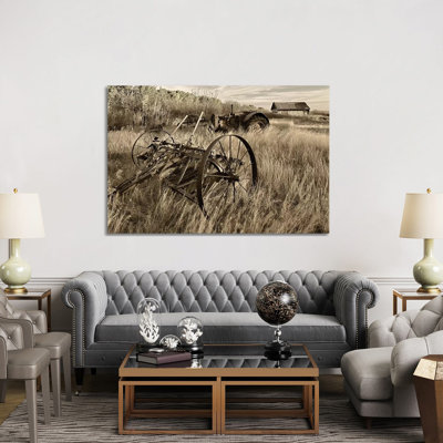 Canada. Photo sépia de «Old Farm Machines in Field» par Jaynes Gallery - photographie sur toile tendue