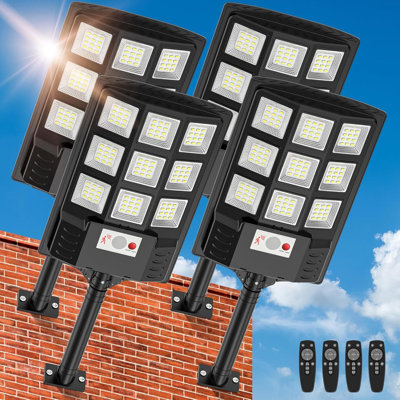 Lumières de sécurité solaires pour l'extérieur avec capteur de mouvement, lumières d'inondation à lumière du jour équivalentes à 1500 W et 6500 K à DEL, éclairage IP66 imperméable du crépuscule à l'aube pour la cour, le stationnement et le garage (paquet de 4)
