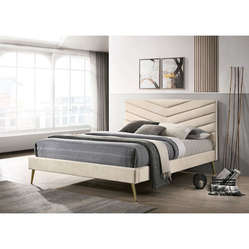 Très grand lit beige moderne avec capitonnage et pieds en bois inclinés avec structure rembourrée de la tête de lit de style Mid-Century