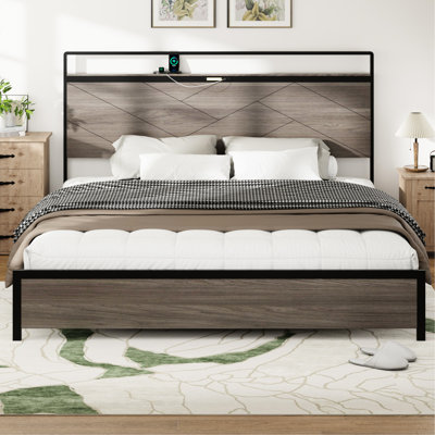 Structure de lit très grand avec finition gris antique, éléments garnis de bois manufacturé en métal, éclairage à DEL et option de charge, grand espace de rangement, cadre de configuration de chambre à coucher fiable et rapide, sections ornées,
