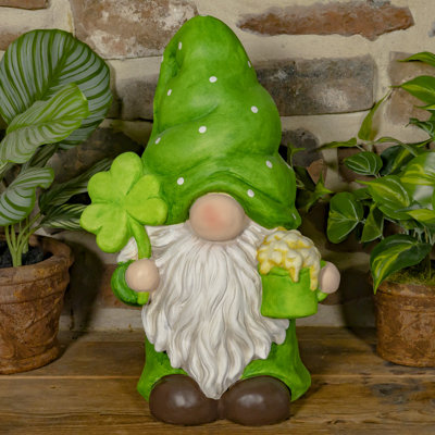 Gnome de la Saint-Patrick tenant une tasse de bière et un trèfle «The Shamrocks»