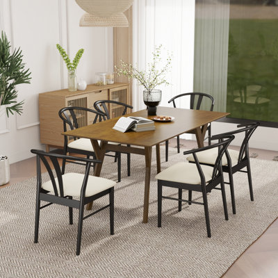 Table de salle à manger en bois avec chaises triangulaires Merrimac