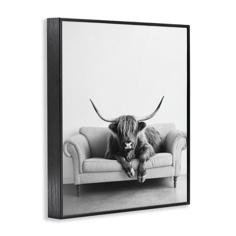 «Highland Cow on Couch», art de la giclée par Petal Prints Design, H 14 po x l 11 po, Giclée encadrée noir minuit
