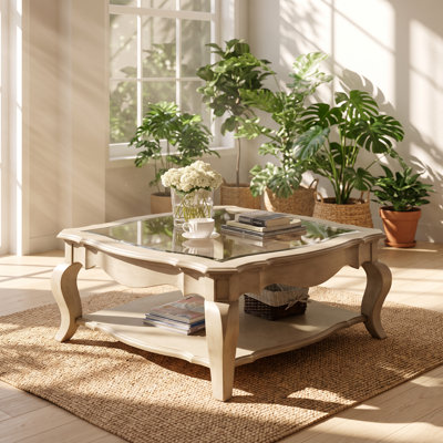 Table basse festonnée Chelmsford, plateau en verre biseauté, dimensions : 107 cm (L) x 107 cm (P) x 46 cm (H).