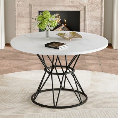 Une table de salle à manger circulaire d'un diamètre de 47,3 pouces, composée de 4 panneaux de fibres à densité moyenne à motif de marbre, de supports en forme de sablier et d'une table de salle à manger de style industriel moderne pour 4 à 6 personnes.