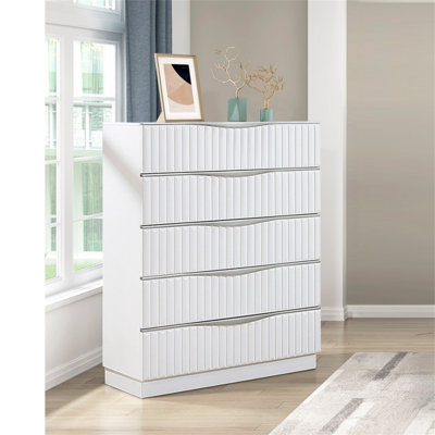 Luxueuse commode à cinq tiroirs avec panneau blanc texturé et poignées élégantes Glam Finish