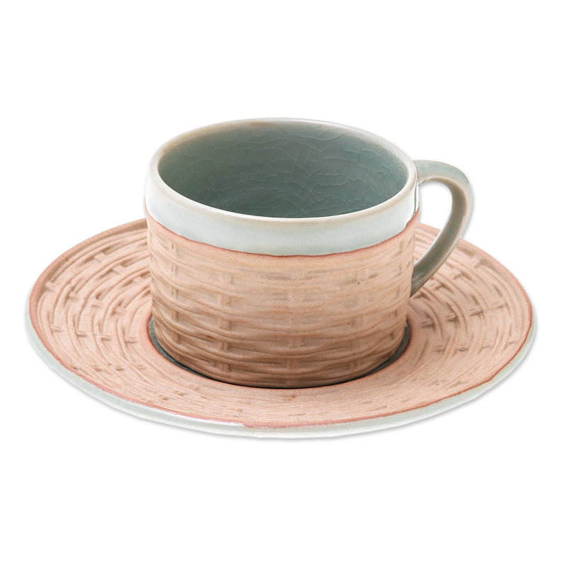 Osier Pospisil dans une tasse en céramique bleue et une soucoupe, Vert