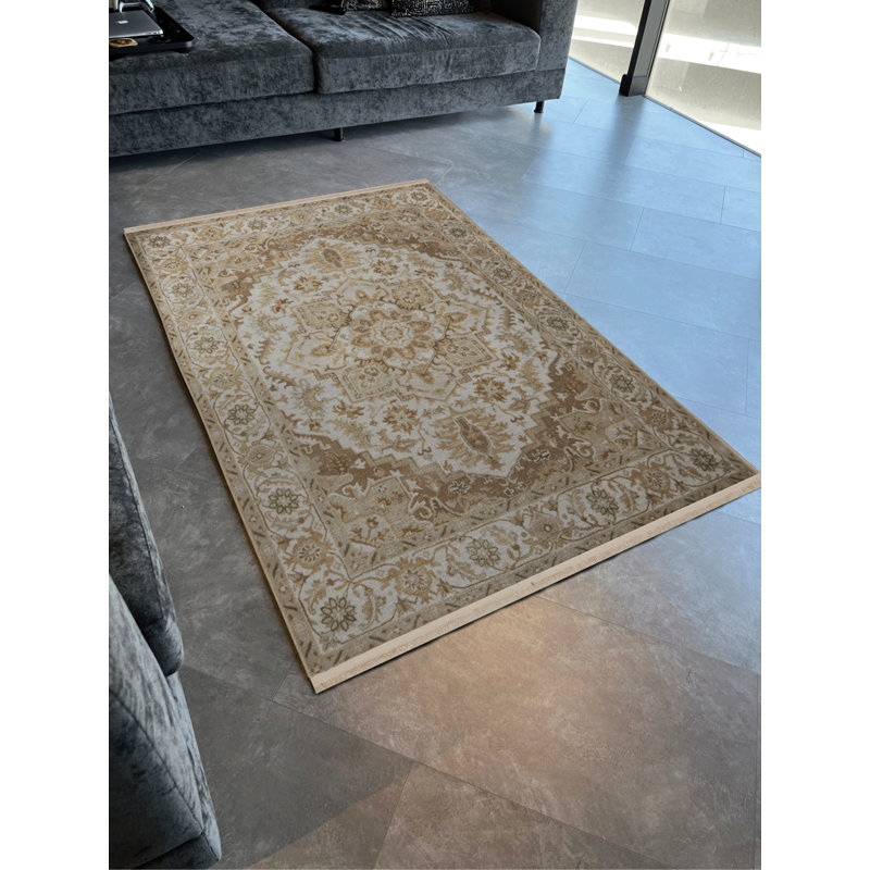 Tapis décoratif beige à motif frangé et à motif traditionnel, Rectangle 5 pi 2 po x 8 pi 7 po