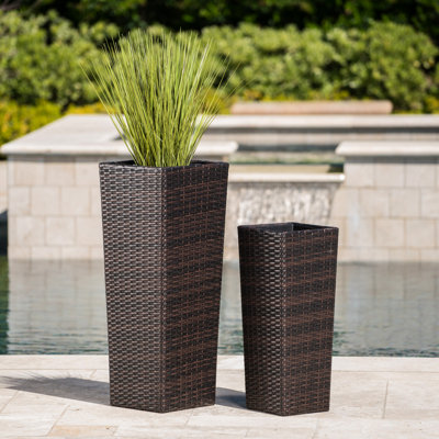 Deux pots à fleurs, brun et fer décisifs composés de 2 pots